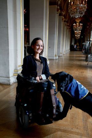 Charlotte, Parisienne de 28 ans, atteinte d’une sorte de myopathie. Autonome grâce à sa chienne dressée par Handi’chiens, elle a créé son entreprise, Wheelcome, un site de location de voitures aménagées.