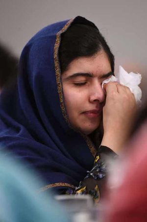 Malala n'a pu contenir ses larmes en écoutant le récit d'un rescapé.