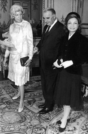 La princesse Ashraf Palavhi avec Georges et Claude Pompidou à l'Elysée à Paris le 21 septembre 1971