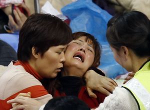 Une femme en larmes dans le gymnase de Jindo, où elle attend des nouvelles d'un proche disparu dans le naufrage.