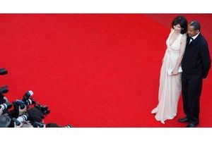  Pour l’Afrique. En robe Dior et bijoux Cartier, Juliette Binoche, ici en compagnie du cinéaste Abderrahmane Sissako, est la marraine du pavillon Les Cinémas du monde. « Le cinéma d’ailleurs m’a toujours nourrie », dit-elle.