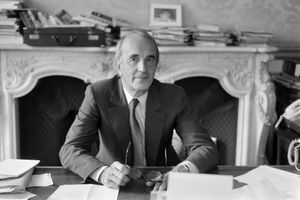 André Rousselet dans son bureau de l'Elysée, en 1982.