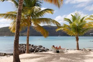Des vacanciers profitent de la plage à la Martinique.