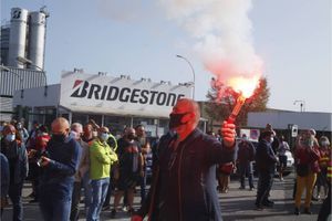 Des salariés de Bridgestone devant leur usine menacée de fermeture, le 17 septembre.