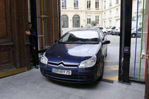 Une voiture de police quitte les locaux de Google à Paris, mardi après-midi.