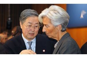  La ministre française Christine Lagarde avec Zhou Xiaochuan, gouverneur de la Banque centrale chinoise, le samedi 19 février à Bercy.