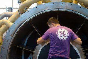 Un salarié de GE à Belfort travaille sur une turbine à gaz, en octobre 2015.