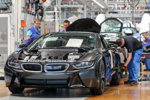 Assemblage d'une BMW i8 dans une usine de Leipzig, en Allemagne, en mai.