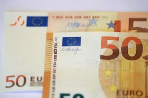 Un nouveau billet de 50 euros placé sur un ancien, toujours en circulation.
