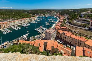 Vue du port de Bonifacio, en Corse-du-Sud. La Corse compte la plus importante proportion de résidences secondaires en France.