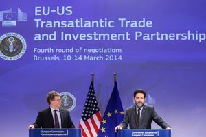 Ignacio Garcia Bercero, négociateur en chef européen pour l'accord de libre-échange et son homologue américain Dan Mullaney (à d.) lors d'une conférence de presse à Bruxelles pour le lancement de la quatrième étape des discussions sur le TAFTA. 