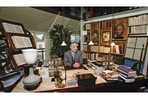  Jacques Attali chez lui, lundi matin. Sur son bureau, à sa droite, un sablier, joyau de sa collection.