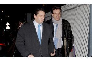  L'un des trois cadres licenciés : Matthieu Tenenbaum (à g.) accompagné de son avocat.