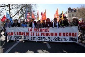  Les Français, comme ici à Nantes le 3 mars, sont inquiets pour leurs emplois et leur pouvoir d'achat.