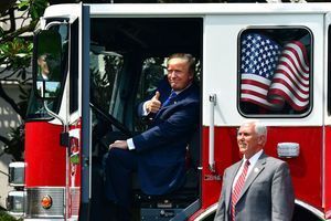 Donald Trump à la Maison-Blanche le 17 juillet 2017 : pour mettre en valeur des produits "made in America", le président s'est installé à bord d'un camion de pompiers, fabriqué dans le Wisconsin.