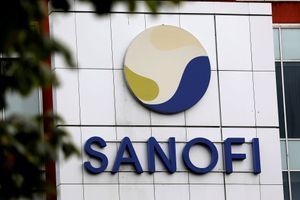 Ici le logo de Sanofi sur un de ses bâtiments Vitry-sur-Seine.