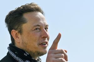 Elon Musk en visite sur le site d'une "gigafactory" de Tesla, près de Berlin, en août dernier.