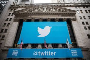 Le logo de Twitter sur la façade du New York Stock Exchange, la bourse de New York, en novembre 2013.