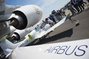 Sous l'aile d'un gros porteur A380, l'Airbus E-Fan électrique, près de Berlin en 2014. Ce petit appareil fonctionnait sur batterie. Un projet d'avion hybride, baptisé E-Fan X, vient d'être abandonné par Airbus.