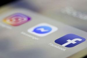 Les icônes de trois applications du groupe Facebook affichées sur un iPhone d'Apple : Facebook, Messenger et Instagram.