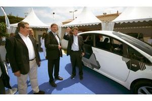  Jean-Louis Borloo vient de recevoir les clés de la Citroën C-Zéro, véhicule 100% électrique.