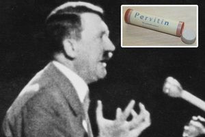 Hitler pendant un discours. En médaillon, un tube de métamphétamine commercialisé dans l'Allemagne nazie sous le nom de Pervitin 