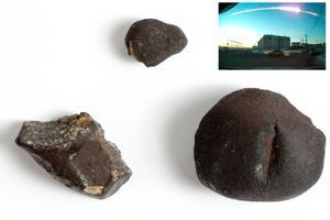 Les trois plus gros fragments de la météorite de Tcheliabinsk.