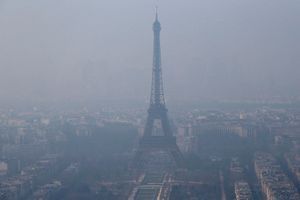 La Tour Eiffel sous la brume.
