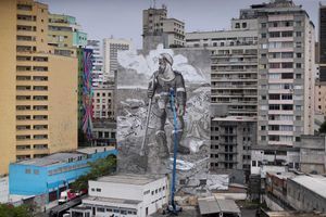 A Sao Paulo, une fresque géante peinte avec les cendres de l'Amazonie