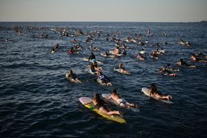 Avant le G7 de Biarritz, des centaines de surfeurs surfent la vague du climat