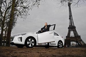 Bertrand Piccard, bien sûr adepte de la voiture électrique avec laquelle il effectue désormais tous ses déplacements.