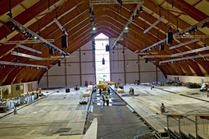 C’est dans cette halle en bois entièrement démontable, encore en construction, que se dérouleront les sessions plénières
