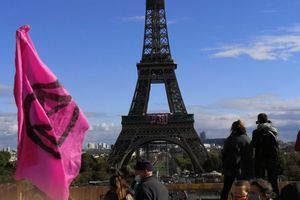 La banderole déployée sur la Tour Eiffel par le mouvement Extinction Rebellion, dimanche à Paris.