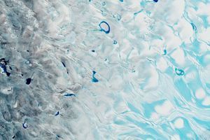 Image satellite sur laquelle on voit de l'eau sur la glace au niveau de la calotte glaciaire groenlandaise.