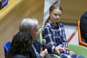 L'activiste Greta Thunberg à côté du secrétaire général des Nations unies Antonio Guterres.