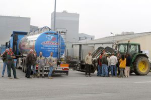 Des agriculteurs bloquent l'entrée de l'usine Lactalis de Retiers en 2009.