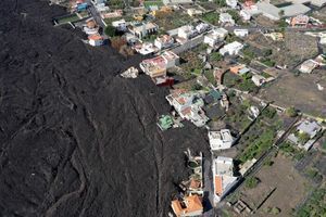 La lave continue de recouvrir des maisons à La Palma