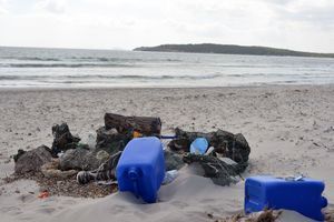 Des déchets sur une plage (image d'illustration). 