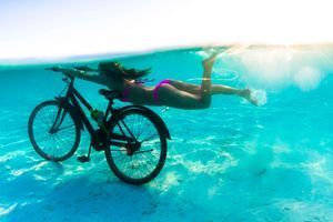 La surfeuse Alison Teal pédale pour la survie des Maldives