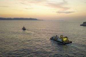 En phase de test dans le parc national des Calanques : le remorqueur et la barge de l’expédition « Gombessa V : Planète Méditerranée ».