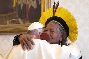 Le chef indien Raoni et le pape, lundi au Vatican.