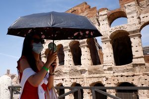 Une touriste à Rome, où les températures flirtent avec les 40 degrés, le 12 juillet 2021