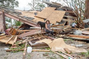 Une femme assise sur les décombres d'une maison détruite par l'ouragan Ida.