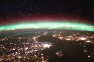 Le spectacle fascinant des aurores polaires depuis l'espace