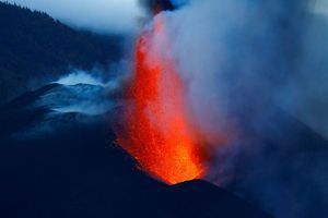 Le volcan Cumbre Vieja crache de la lave à 600 mètres de hauteur à La Palma
