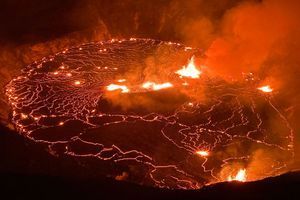Le volcan Kilauea entre en éruption et crache des fontaines de lave