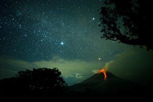 La lave jaillit du cratère du volcan Sinabung, jeudi, à Sumatra.