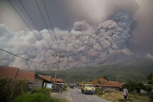 Le volcan Sinabung plonge Sumatra dans l’obscurité