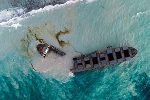 Marée noire à l'île Maurice : le bateau s'est brisé en deux
