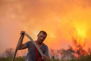 Nouveaux incendies en Grèce, évacuations de villages 